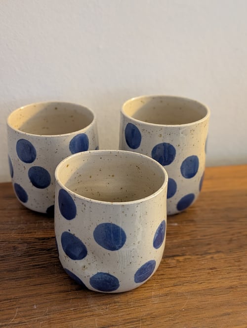 kop med blå pletter fra LaVA Keramik