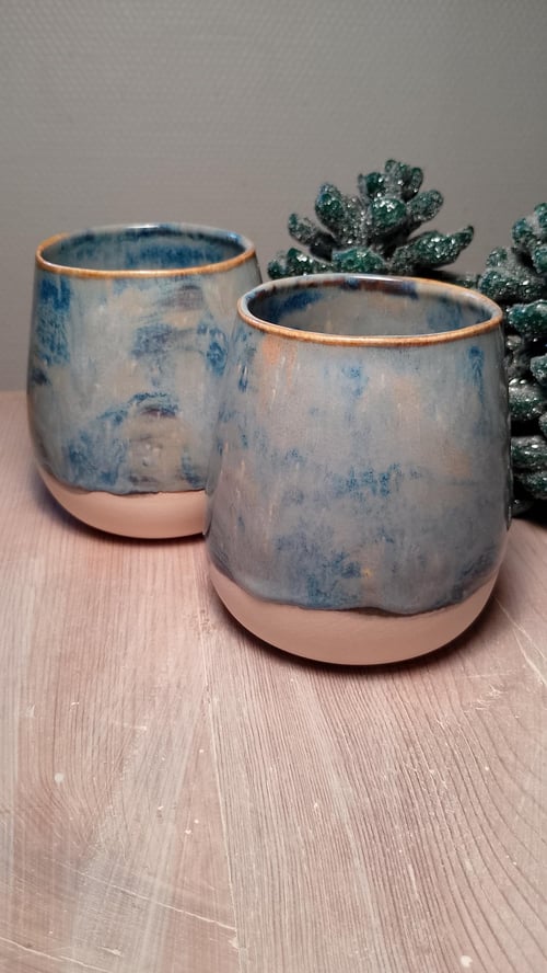 Store håndlavede kaffekrus i stentøj. Blå farver. Prisen er pr. stk.