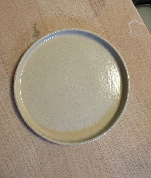 Hånddrejet Clayworks tallerken. Glaseren i transparent blank. Måler 12 cm i diameter.  fra Lundtofte Clayworks