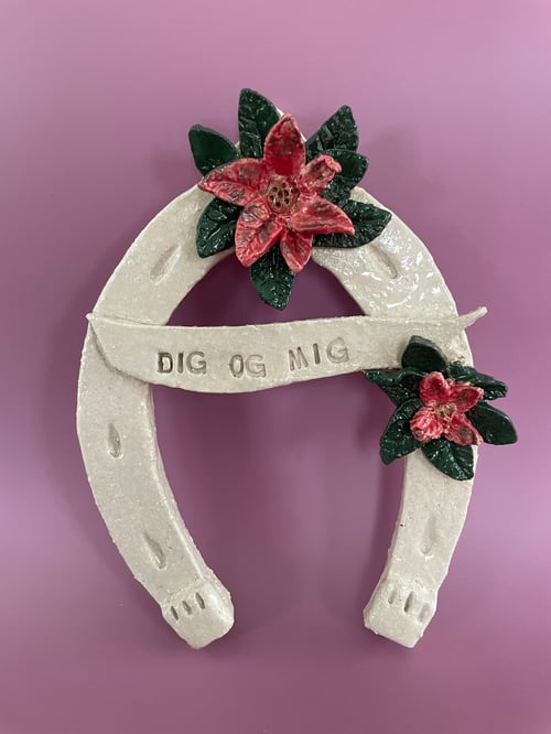 Hestesko - håndformet i rustik ler med blomst - 2. sortering fra MetteMaje Keramik