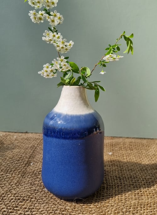 Blå og hvid vase fra PANGkeramik