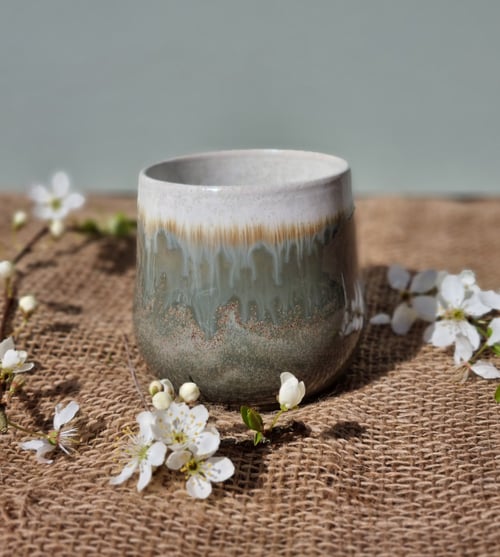 Grå/grøn og hvid krus