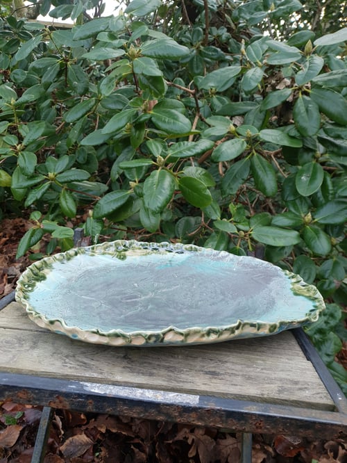 Stort fad med aftryk af ginkobilobablade fra Keramira Keramik 