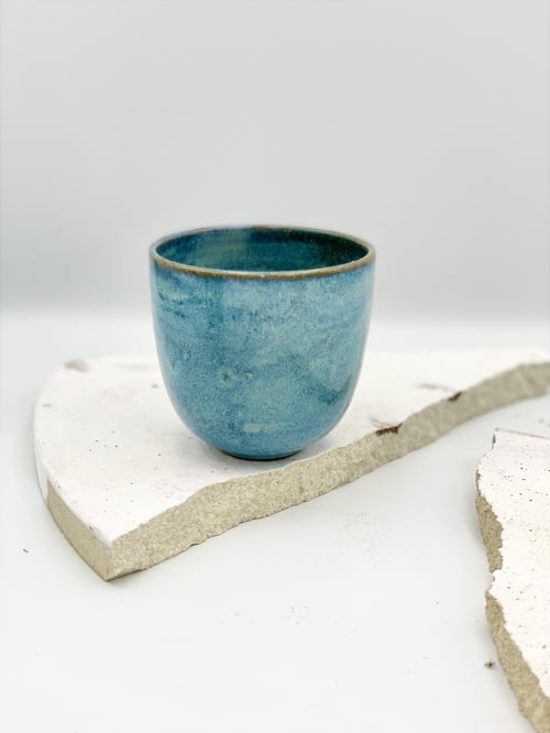 Blågrøn uden hank fra Nørrebrokeramik.dk (firmanavn, OHØJ)