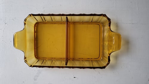 Ravfarvet glasskål til opdelt servering