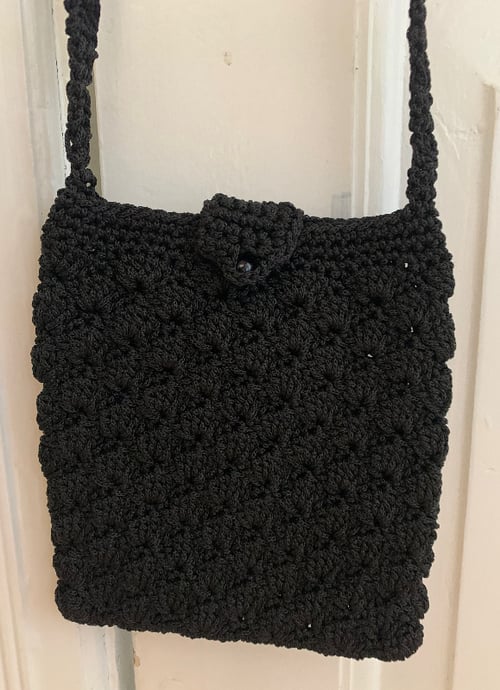 Lille hæklet cross-body taske i sort fra Ani Ri Design