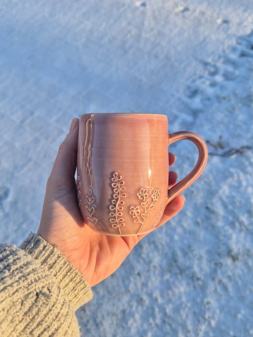 Krus med forskellige blomster og planter