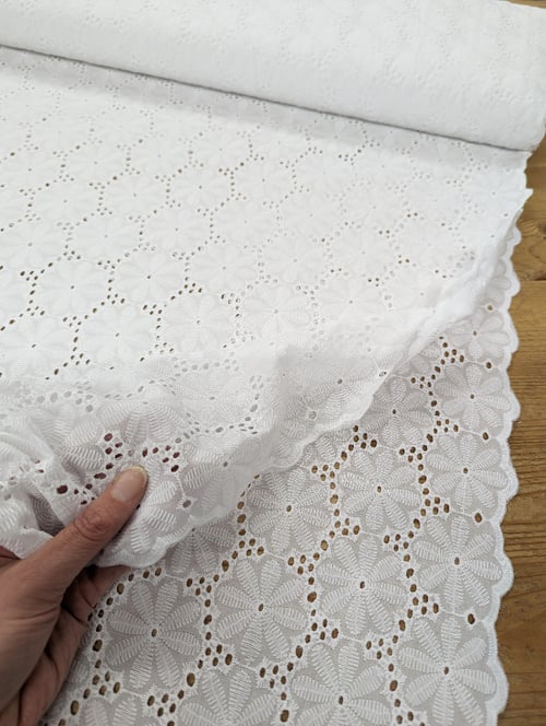 Broderi anglaise  fra STOF TERAPI Bjerndrupvej 8 Kliplev, 6200 Åbenrå