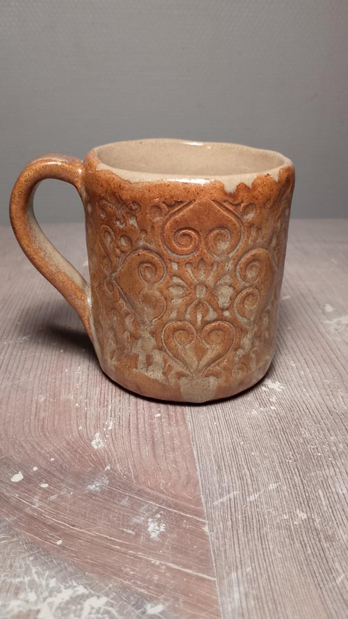 Massivt håndlavet kaffe/tekrus i stentøj, højde 10 cm.