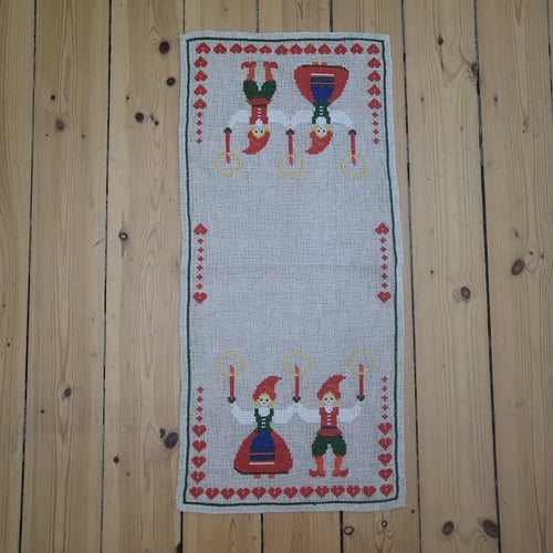 Håndbroderet vintage julebordløber i hør med nisser fra Butik Fund