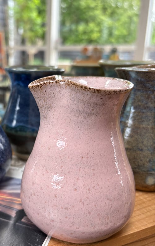 Latté kande i blank rosa (Pink Dolomit) fra B keramik Galleri Koefoed