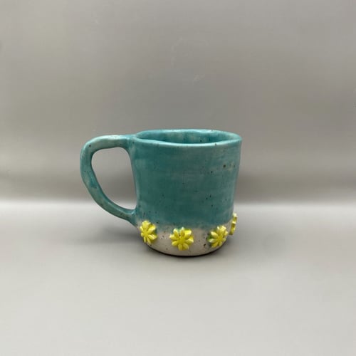 Mintgrøn med gule blomster