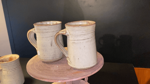 Hånddrejet krus brændt med træ