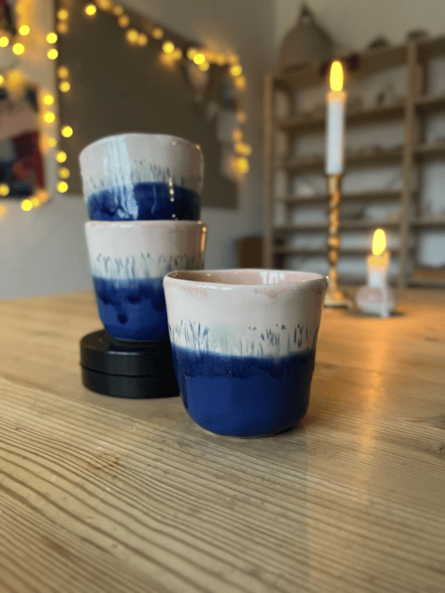 Blå og lyserød kop(per)