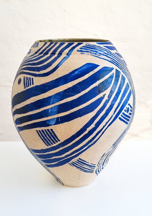 Stor gulvvase med blå streger  fra Keramik af Louise Lange