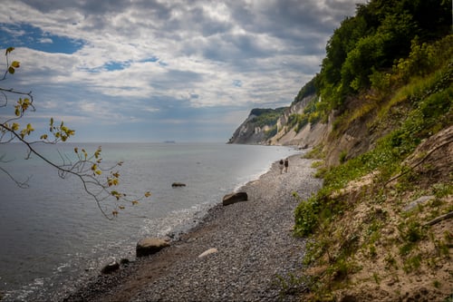 Et kig hen af stranden under Møns klint en smuk sommerdag  fra klee-fotokunst.dk