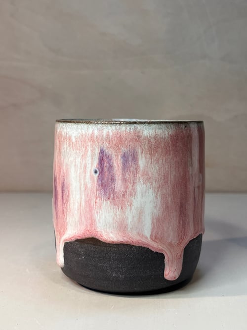 Kop med løbe hjerter. 320 ml. H: 8,5 cm fra Clay By Hornstrup