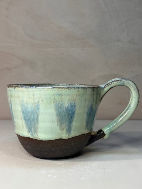 Kop med løbe hjerter. 340 ml. H: 7,5 cm fra Clay By Hornstrup