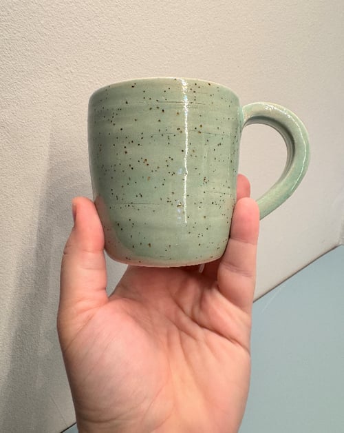 Krus med lava pletter og grøn glasur