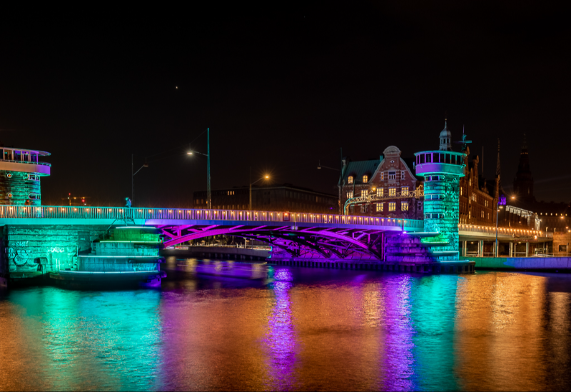 Knippels bro udsat for den farverige lysfestival  - billede 1