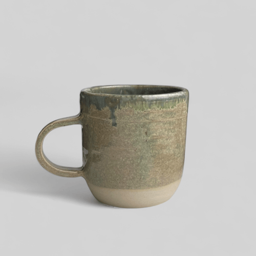 Drejet kop med hank. indeholder cirka 230 ml. 