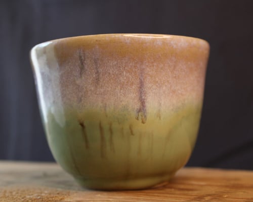 Krus, grøn og sandfarvet fra Mille Keramik