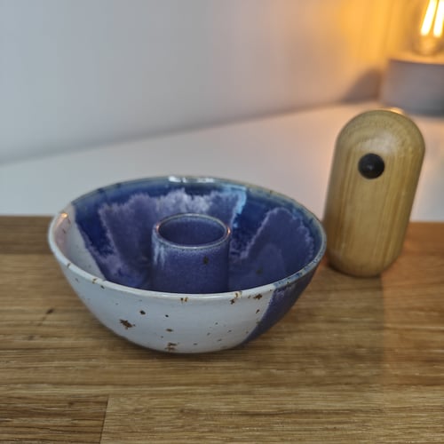 Lilla/hvid lysestage  fra Jo keramik 