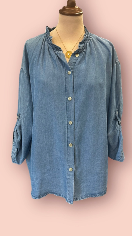 Lucy shirt. Denim blue. Onesize 36-44. fra KJOLEUNIVERSET.DK