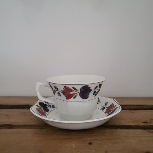 “Old Colonial” fajance kaffekop og underkop fra Adams, England