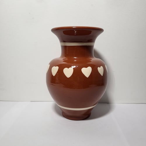 Brun vintage keramikvase med håndmalede hjerter  fra Butik Fund