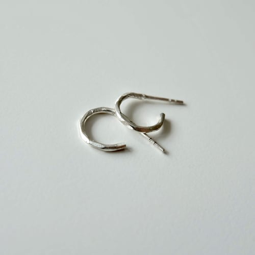 Harlequin hoop small sølv fra Trine Hermann Jewellery