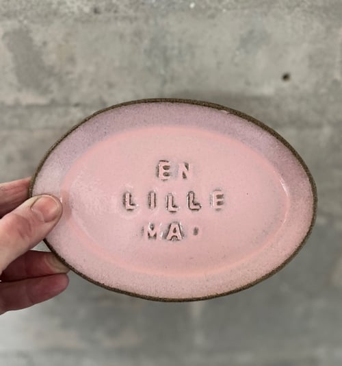 Lille fad med tekst - EN LILLE MAD - rosa fra Claywise