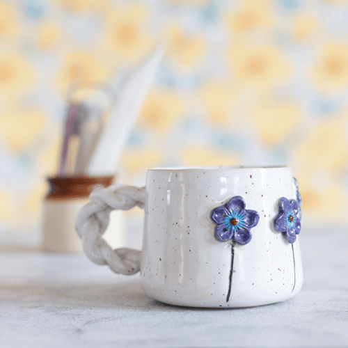 Hvid kop med lilla blomster 2.2 dl. Bestillingsvare
