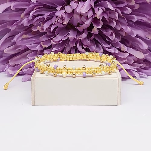 Armbånd i macramé med Miyuki perler fra SAGA / smykkedesigner Isabelle Schou