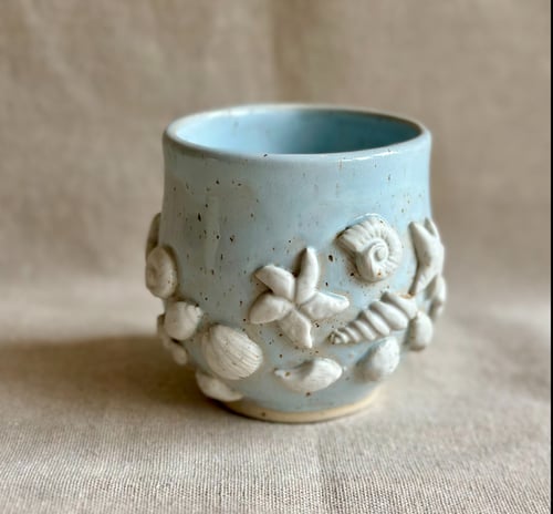 Kop med strandskaller, lyseblå