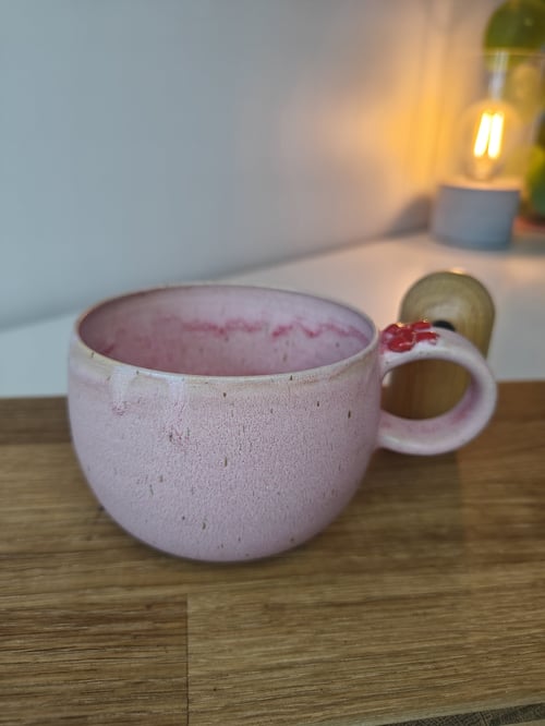 Lyserød kop med lille sløjfe  fra Jo keramik 