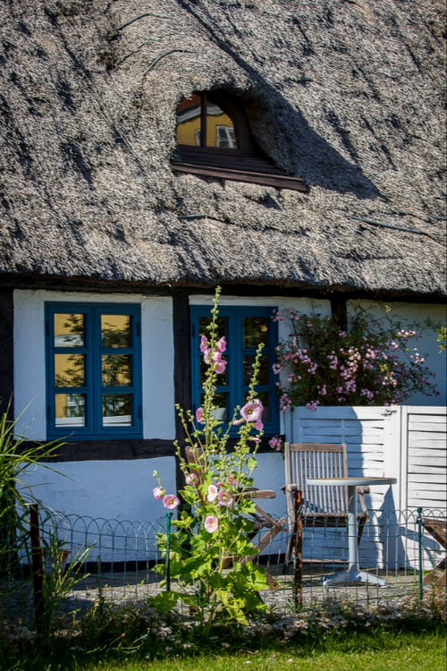 Et gammelt stråtækt hus i Karrebæksminde fra klee-fotokunst.dk