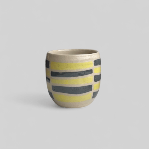 Drejet kop. indeholder cirka 150 ml. 