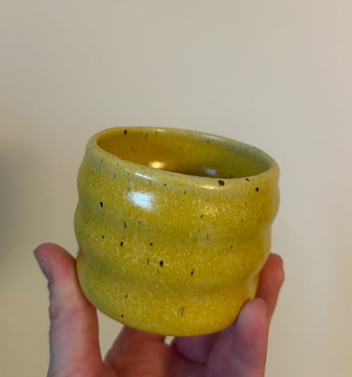 Hånddrejet Clayworks kop. Glaseret i gul. Rummer ca. 150 ml. fra Lundtofte Clayworks