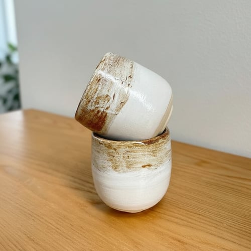 Små kopper i hvid og brun glasur – flat white størrelse