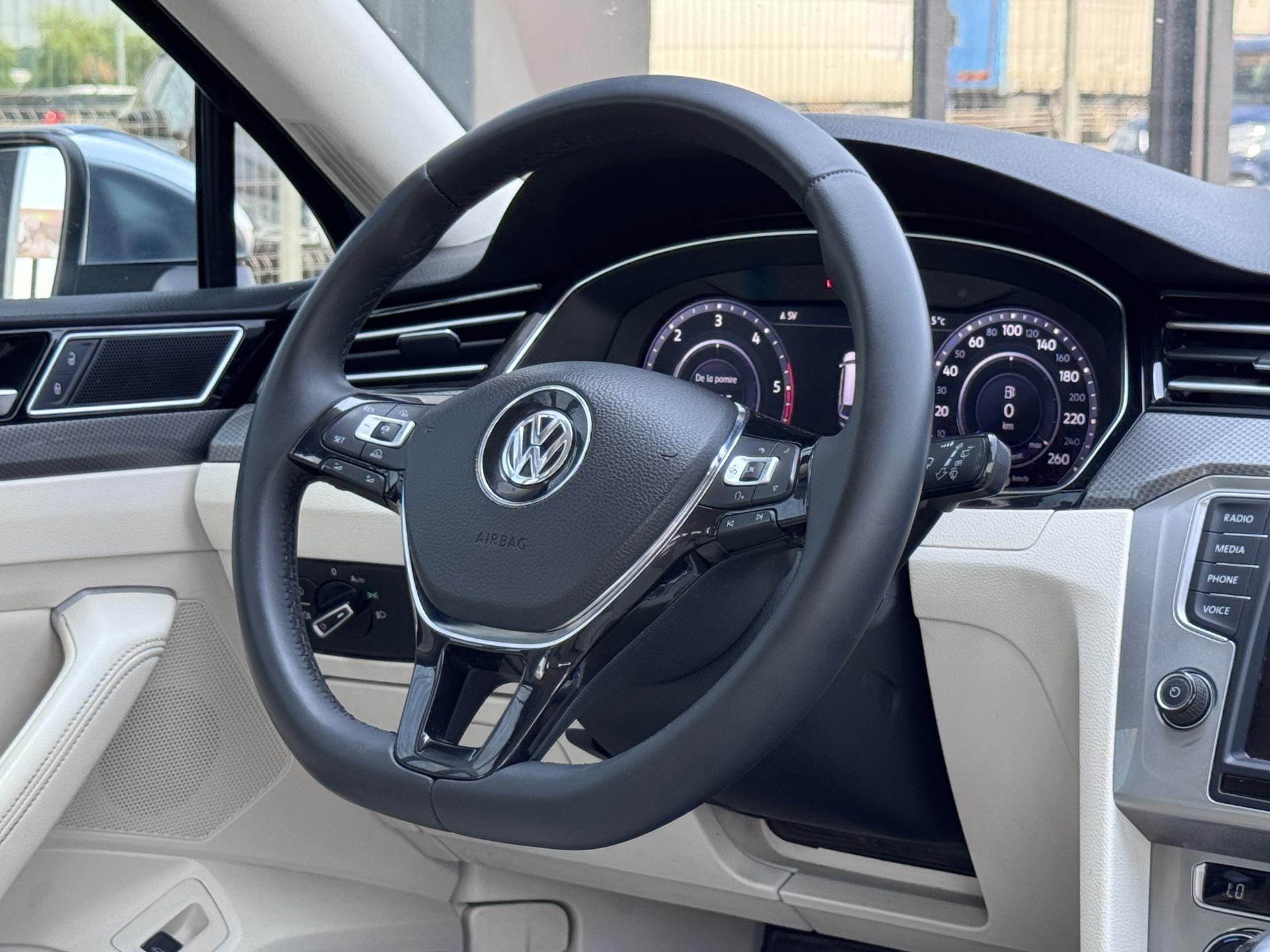 Volkswagen-Passat Alltrack