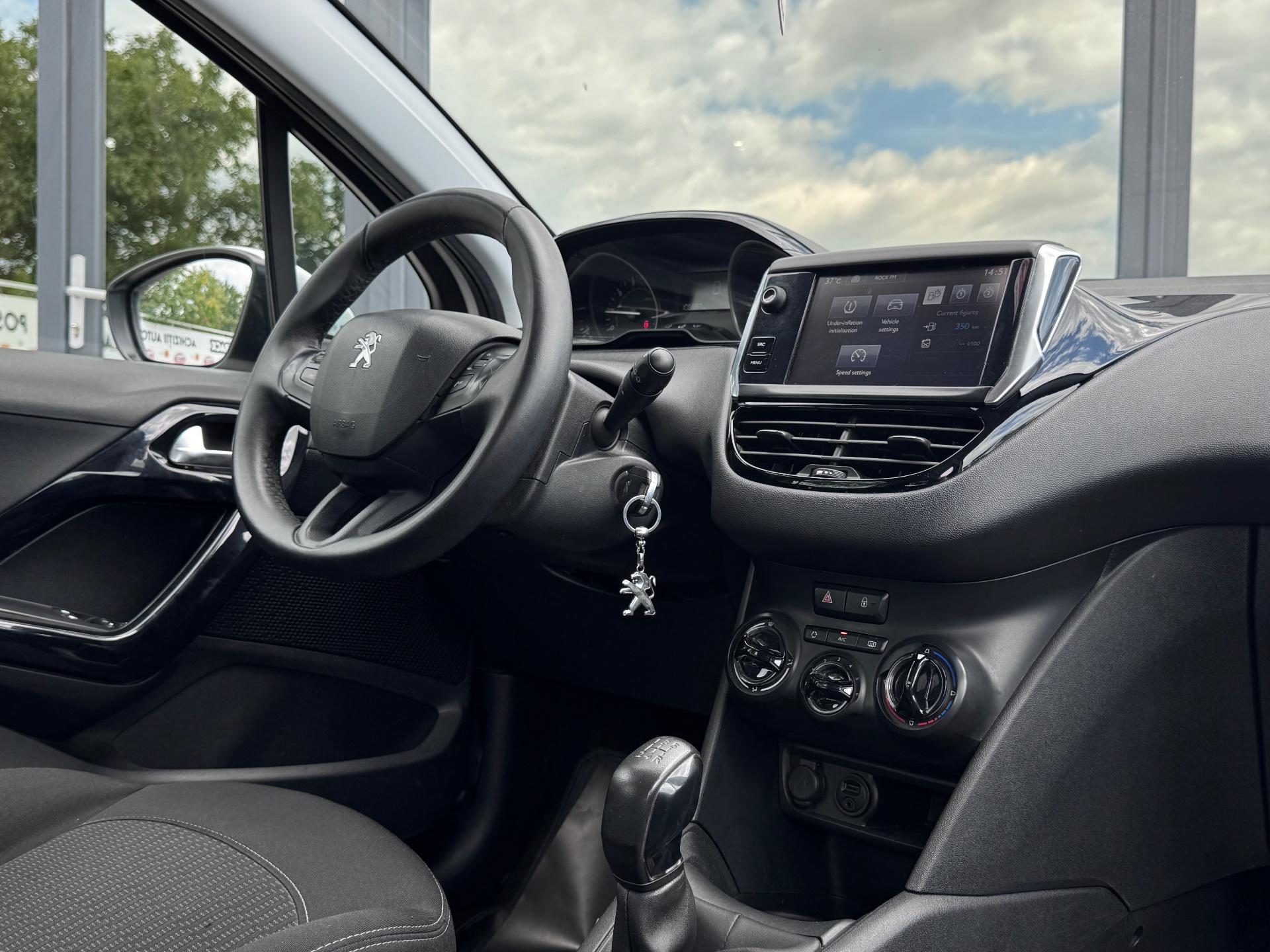 Peugeot-208