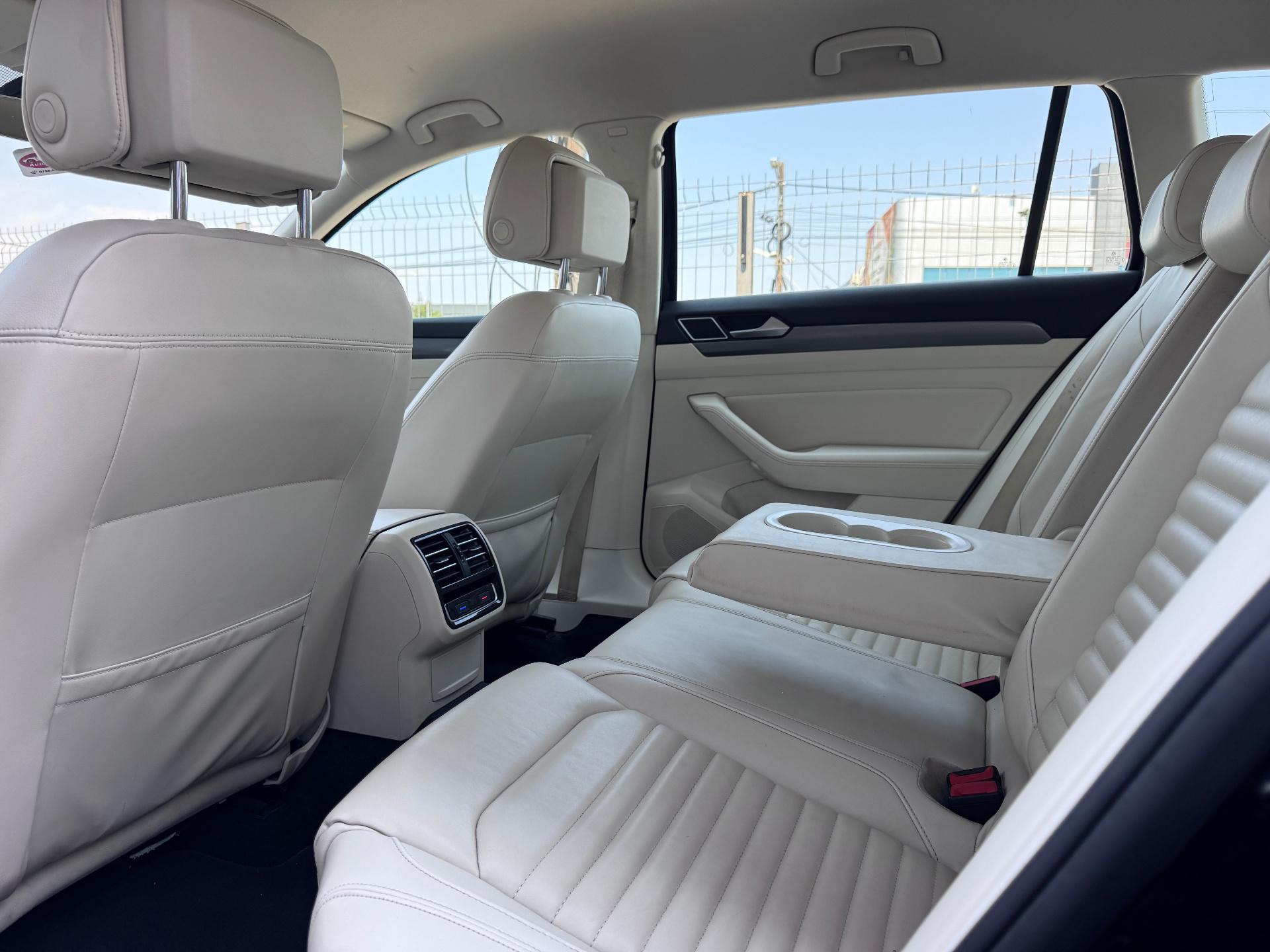 Volkswagen-Passat Alltrack
