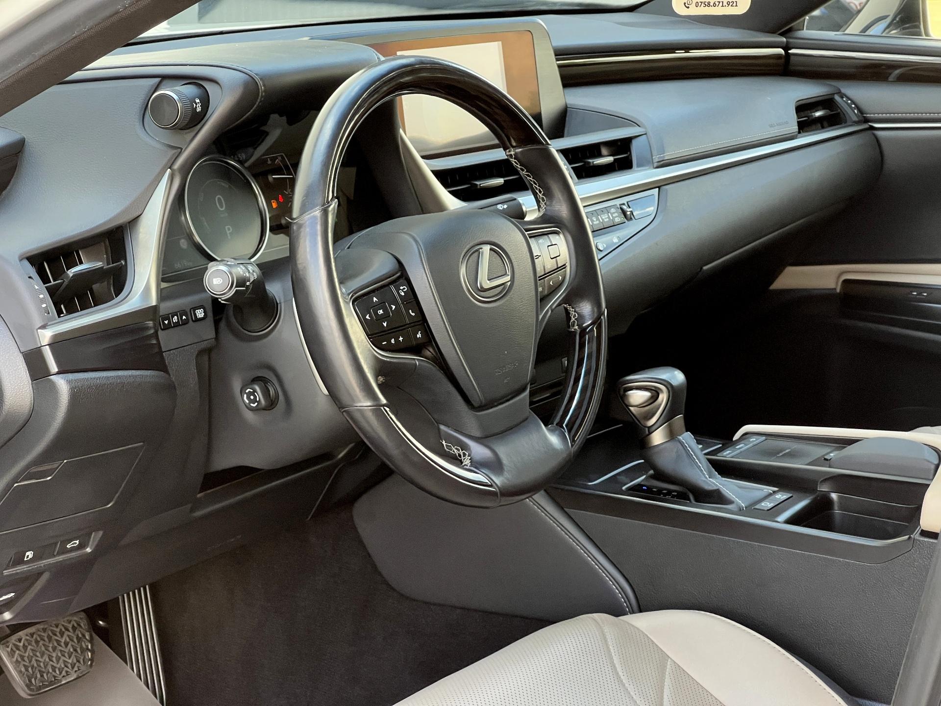 Lexus-ES