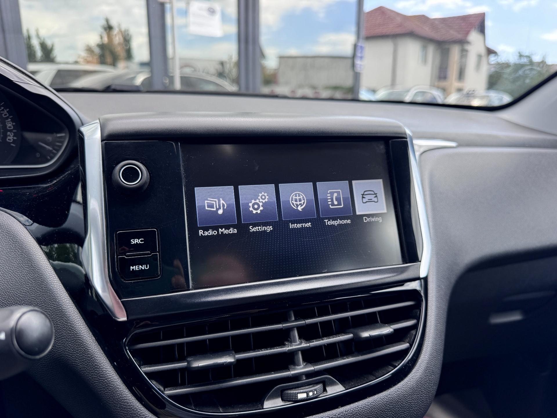Peugeot-208