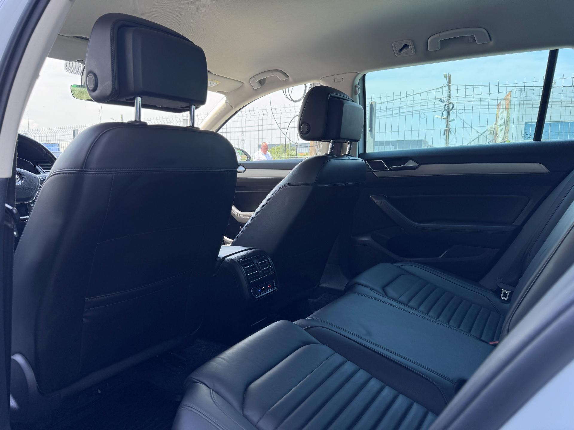 Volkswagen-Passat Alltrack