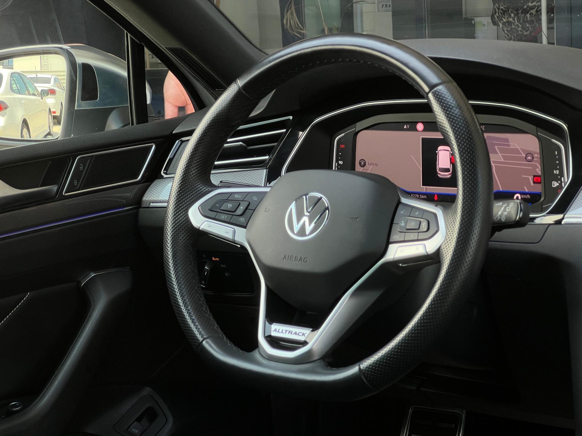 Volkswagen-Passat Alltrack