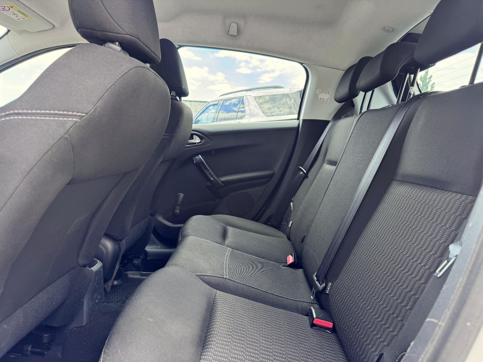 Peugeot-208