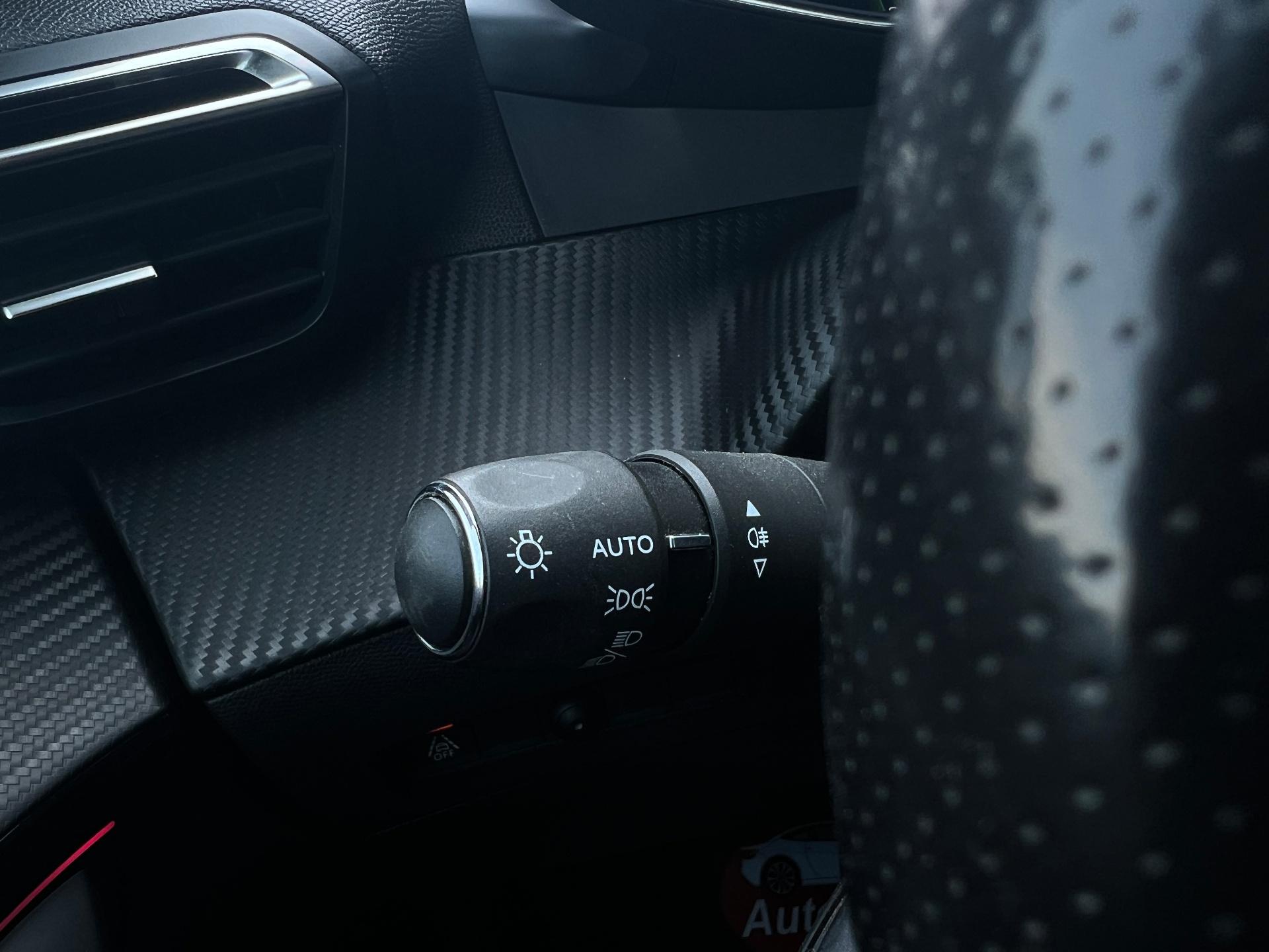 Peugeot-208