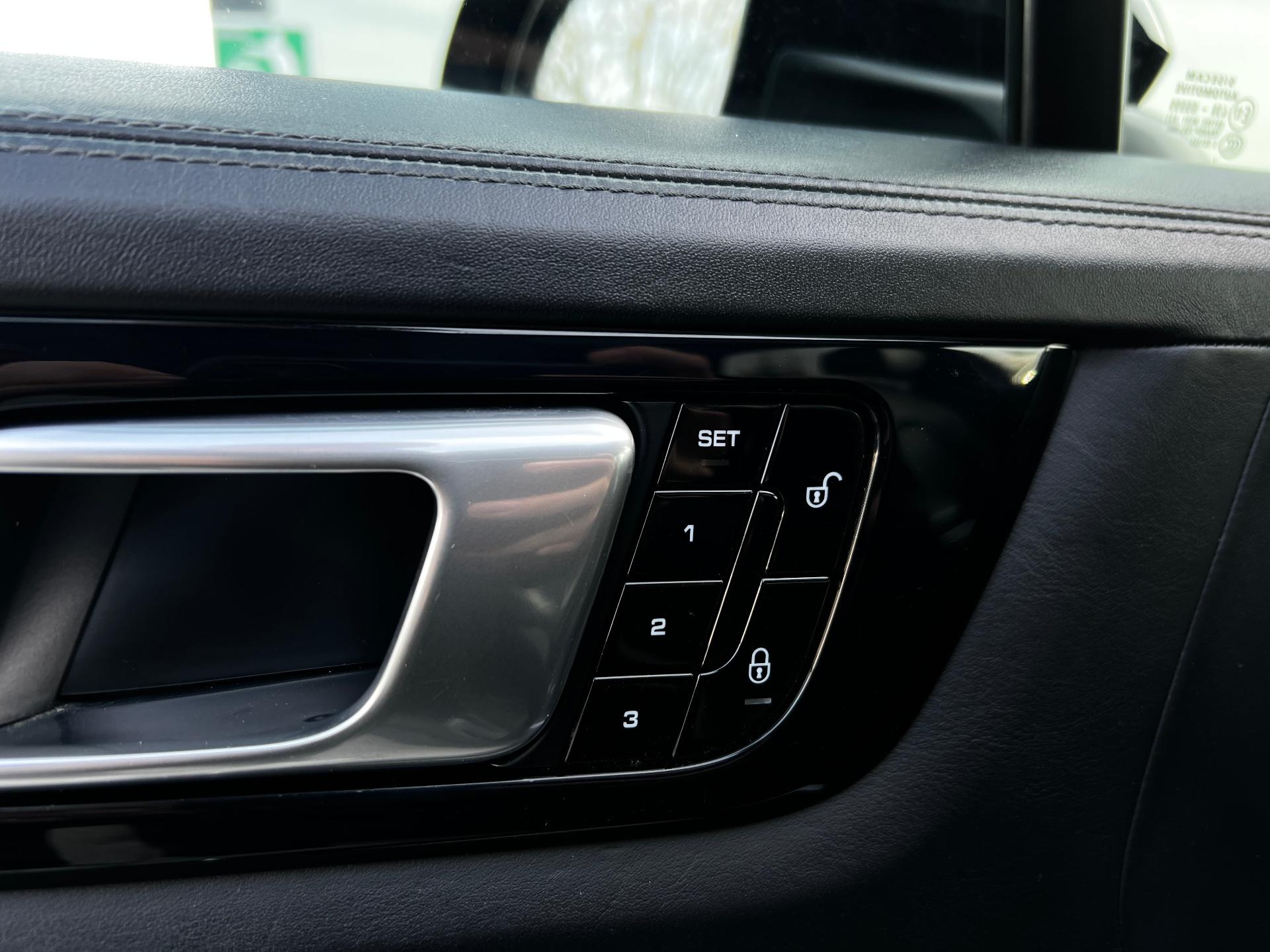 Porsche-Cayenne